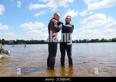 Montrant des sauveteurs bonne manière de tenir une noyade à la surface de l'eau. Le 12 juin 2018. Kiev, Ukraine Banque D'Images