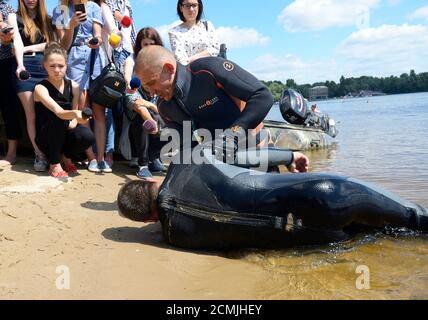 Les surveillants-sauveteurs montrant la position du corps de la noyade avant de faire le bouche-à-bouche. Août 10,2018. Kiev, Ukraine Banque D'Images