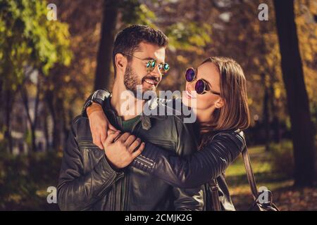 Photo de charmante, positive soulmates fille hug son petit ami en septembre forêt jaune parc porter veste sac à dos Banque D'Images