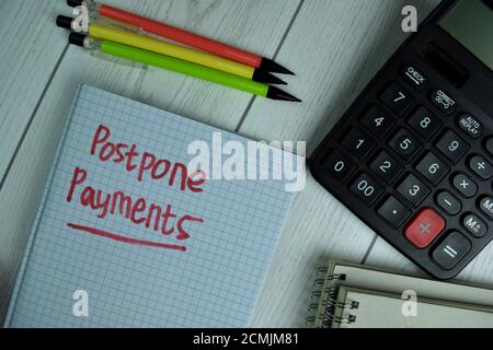 Reporter les paiements écrire sur un livre isolé sur le bureau. Banque D'Images