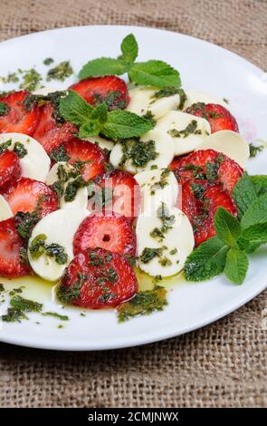 Collation légère caprese avec fraises et pesto de menthe mozzarella habillé Banque D'Images