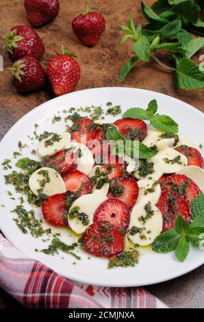 Collation légère caprese avec fraises et pesto de menthe mozzarella habillé Banque D'Images