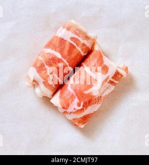 Un rouleau de viande hollandais appelé « lave » fait de bœuf haché avec bacon enveloppé à l'extérieur Banque D'Images