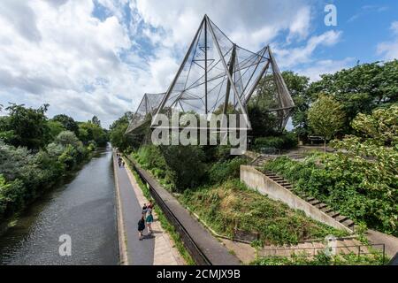 Vue sur la volière depuis le pont au-dessus du canal Regent's. Snowdown Aviary, Londres, Royaume-Uni. Architecte : Cedric Price, Frank Newby et Lord Snowdon, 1965. Banque D'Images