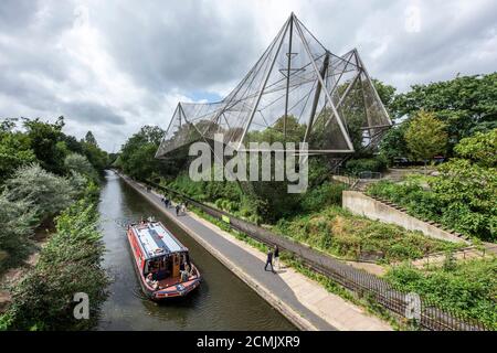 Vue sur la volière depuis le pont au-dessus du canal Regent's avec bateau à rames. Snowdown Aviary, Londres, Royaume-Uni. Architecte : Cedric Price, Frank Newby et Lord S. Banque D'Images