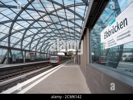 Un train (du service Hochbahn de Hambourg) Dans la station de métro Elbbrücken un jour ensoleillé à 11 septembre 2020 dans le nouveau quartier Hafen ville de Jambon Banque D'Images