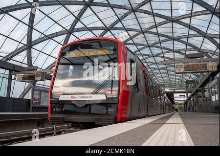 Un train (du service Hochbahn de Hambourg) Dans la station de métro Elbbrücken un jour ensoleillé à 11 septembre 2020 dans le nouveau quartier Hafen ville de Jambon Banque D'Images