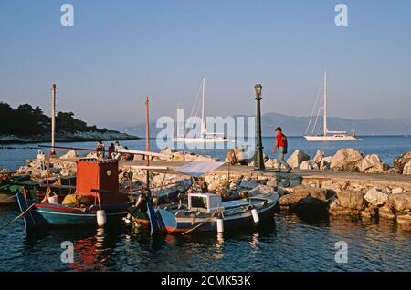 Les bateaux de pêche et port de Gaios, Paxos, Grèce Banque D'Images