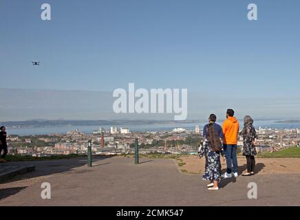 Centre-ville d'Édimbourg, Écosse, Royaume-Uni. 17 septembre 2020. Température de l'après-midi à 17 degrés, ce qui en fait un temps idéal pour se détendre dans les espaces verts du centre-ville. Une famille exploitant un drone volant bas sur Calton Hill. Crédit : Arch White/Alamy Live News. Banque D'Images