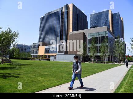 Pékin, mai 18. 17 septembre 2020. Un homme portant un masque facial marche à Zhongguancun Science City à Beijing, capitale de la Chine, le 18 mai 2020. POUR ALLER AVEC LES TITRES DE XINHUA DE SEPT. 17, 2020. Crédit: REN Chao/Xinhua/Alay Live News Banque D'Images