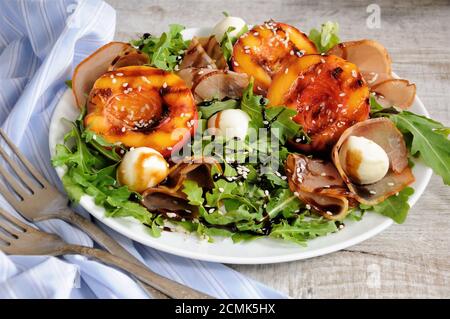 Avec salade de jambon séché, grillé de nectarine, de mozzarella et de roquette Banque D'Images