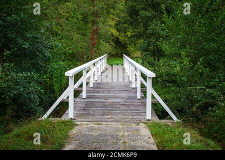 Pont en bois. Ancienne usine de vêtements - musée du textile à Weitra, Waldviertel, Autriche Banque D'Images