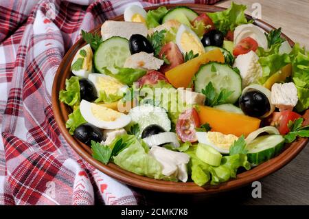 Salade de légumes avec du poulet et des œufs, des olives dans la région de feuilles de laitue. Plan horizontal. Close-up. Banque D'Images