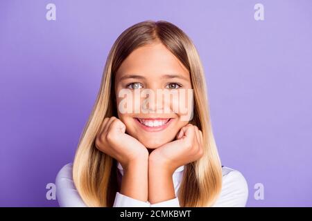 Gros plan portrait d'elle belle-look doux attrayant gai gai gai gai adorable écoliers s'attendant à des cours de cours classes isolé brillant vif Banque D'Images