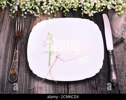 Carré blanc la plaque avec des couverts en fer Banque D'Images