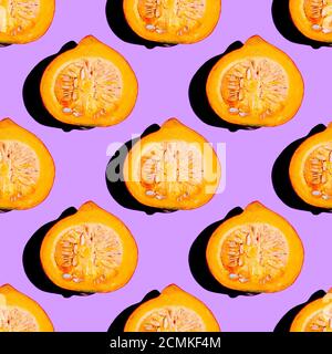 Motif culinaire sans couture créatif de citrouille d'orange en deux sur fond violet fluo. Collage de photographies modernes et conceptuelles Banque D'Images