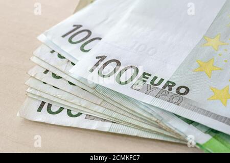 Gros plan sur une pile de cent billets en euros. Concept de richesse et de salaires, d'épargne en espèces, de comptabilité des revenus et des dépenses. Vue avant. Banque D'Images