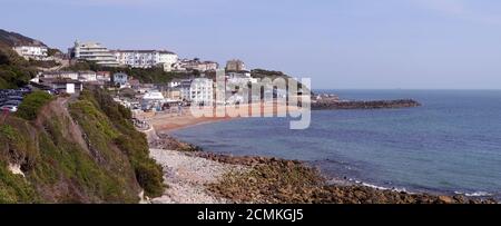 Plage de Ventnor île de Wight littoral panoramique ou panorama. Ventnor est une ville côtière et une station balnéaire sur la Manche. Banque D'Images