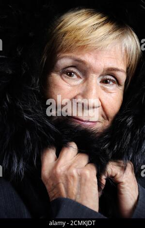 Femme âgée enveloppé avec écharpe manteau pour garder au Femme âgée enveloppé avec écharpe manteau pour garder au