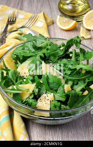 Salade d'arugula (roquette) à la sauce de soja balsamique, copeaux de parmesan et noir fraîchement moulu Banque D'Images