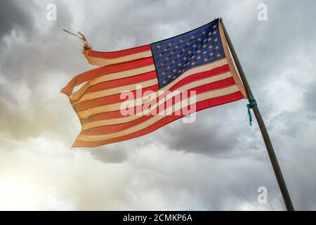 Drapeau américain agitant dans le vent contre l'orage. Banque D'Images