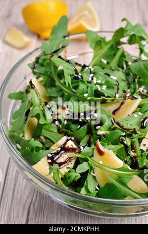 Salade d'arugula (roquette) à la sauce de soja balsamique, copeaux de parmesan et noir fraîchement moulu Banque D'Images