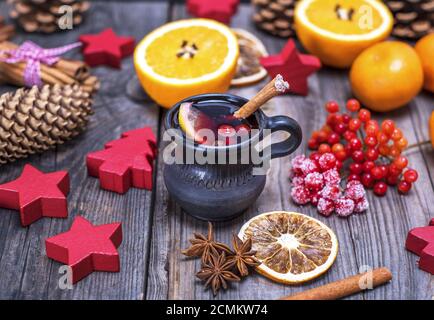 Vin chaud dans une tasse en céramique marron Banque D'Images