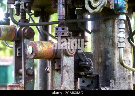 Soupapes, connexion, raccords et roues directrices sur une ancienne pompe mécanique Banque D'Images