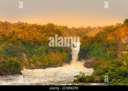 La cascade de Murchison sur le Nil Victoria au coucher du soleil, en Ouganda. Banque D'Images