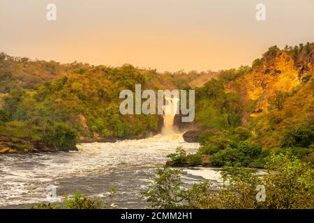 La cascade de Murchison sur le Nil Victoria au coucher du soleil, en Ouganda. Banque D'Images