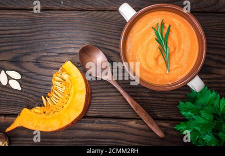 Soupe de potiron frais dans une plaque en céramique Banque D'Images