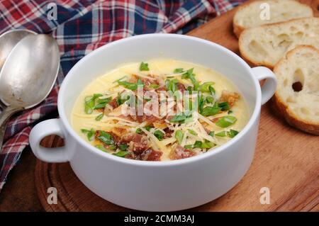 Soupe de pommes de terre au four chargé crémeuse au bacon et fromage, oignons verts Banque D'Images