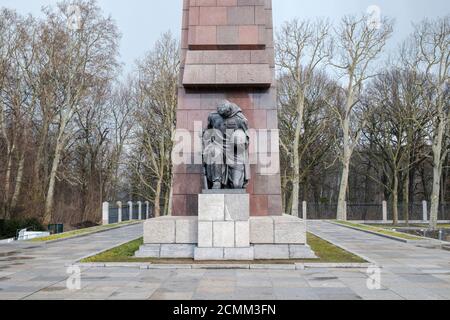 La statue d'un soldat de l'Armée rouge soviétique à la porte principale du Mémorial de la guerre soviétique (Sowjetissches Ehrenmal) dans le parc du Treptower, Berlin Banque D'Images