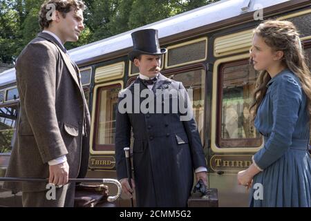 Henry Cavill, Sam Claflin, Millie Bobby Brown, 'Enola Holmes' (2020) Credit: Alex Bailey / Netflix / The Hollywood Archive Banque D'Images