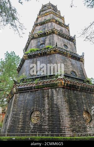 La Pagode de la Dame céleste ou de la Pagode Thien Mu, Hue, Vietnam, Indochine, Asie du Sud-est, Asie Banque D'Images