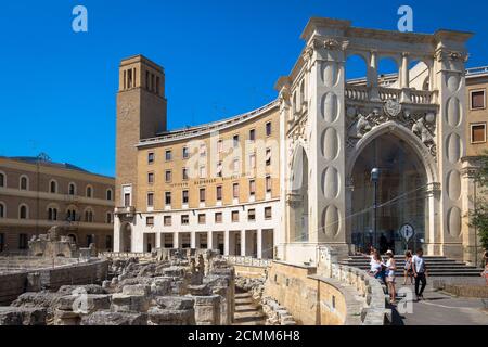 LECCE, ITALIE - 23 août 2017 : touristes visitant la Piazza Santo Oronzo, au coeur de la vieille ville Banque D'Images