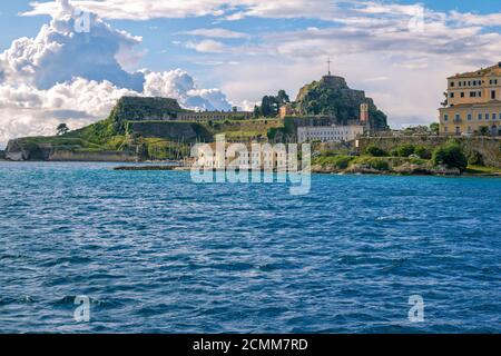 Île de Corfou/Grèce - 7 mai 2019 : Kerkyra paysage urbain - baie de mer avec eau turquoise calme, ancienne forteresse vénitienne en pierre, maisons historiques anciennes, Banque D'Images