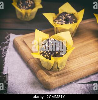 Muffins au chocolat sur une planche en bois Banque D'Images