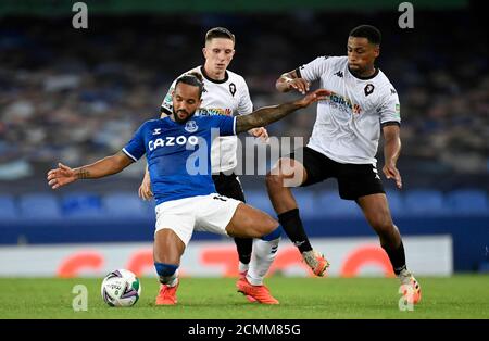 Theo Walcott d'Everton (à gauche) combat avec Ibou Touray (à droite) de Salford City lors du deuxième match de la Carabao Cup à Goodison Park, Liverpool. Banque D'Images