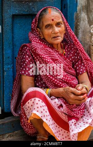 Varanasi, Inde - septembre 2020 : une femme est assise à la porte de son domicile à Varanasi le 11 septembre 2020 à Uttar Pradesh, Inde. Banque D'Images