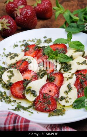 Collation légère caprese avec fraises et pesto de menthe mozzarella habillé Banque D'Images