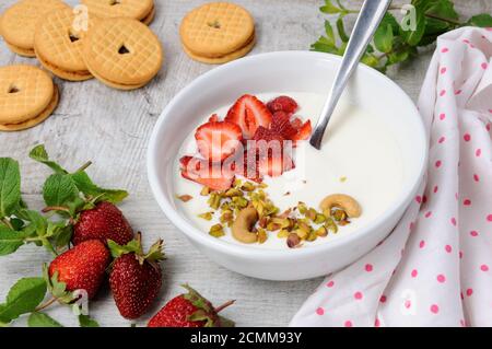 Soupe froide au babeurre au yaourt grec avec fraises et pistaches, noix de cajou. Servir avec des cris Banque D'Images