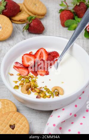 Soupe froide au babeurre au yaourt grec avec fraises et pistaches, noix de cajou. Servir avec des cris Banque D'Images