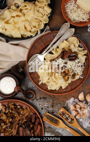 Les pâtes fettuccine avec champignons frits, boeuf stroganoff, oignon assaisonné avec du fromage Banque D'Images