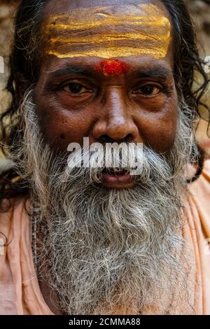 Varanasi, Inde - septembre 2020 : Portrait d'un saddhu à Varanasi le 11 septembre 2020 à Uttar Pradesh, Inde. Banque D'Images