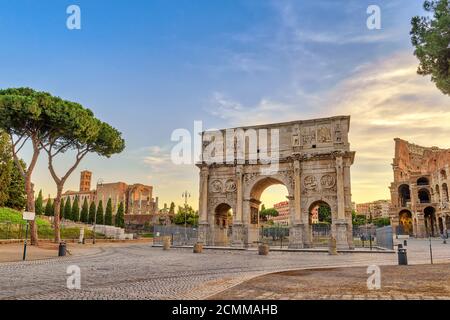 Lever du soleil sur les toits de la ville de Rome à l'Arc de Constantin, Rome, Italie