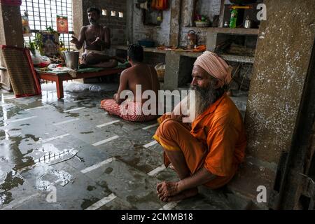 Varanasi, Inde - septembre 2020 : des hommes recevant des enseignements hindous à un ashram à Varanasi le 13 septembre 2020 à Uttar Pradesh, Inde. Banque D'Images