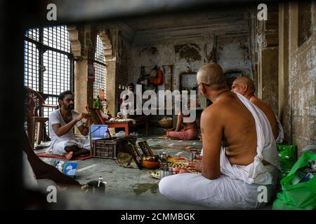 Varanasi, Inde - septembre 2020 : des hommes recevant des enseignements hindous à un ashram à Varanasi le 13 septembre 2020 à Uttar Pradesh, Inde. Banque D'Images