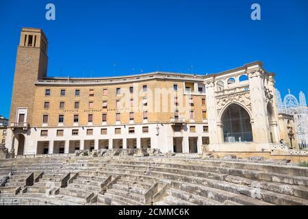 LECCE, ITALIE - 23 août 2017 : touristes visitant la Piazza Santo Oronzo, au coeur de la vieille ville Banque D'Images