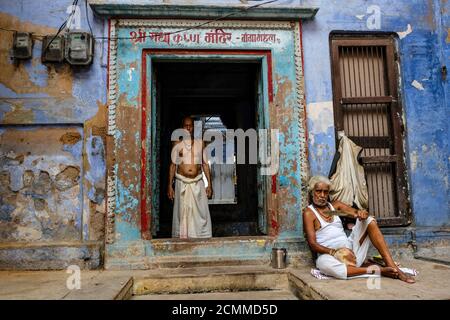 Varanasi, Inde - septembre 2020 : hommes à la porte d'entrée d'un temple de Varanasi le 13 septembre 2020 à Uttar Pradesh, Inde. Banque D'Images